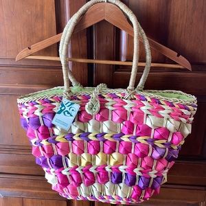 Women’s NWT straw handbag.